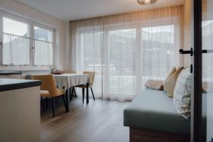 a living room with a couch and a table at Kronsun Percha in Perca