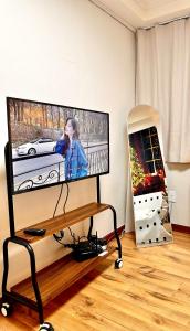 een flatscreen-tv zittend op een tafel bij new홍대 연남동 아늑한 감성숙소#최대4인#연트럴파크#짐보관#올리브영 in Seoul