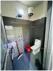 Koupelna v ubytování Hotel Raj Milan Premium Near Shree Ram Janam Bhoomi Temple # Free Wi-Fi & Parking# Restaurant - Facility - Fully Air conditioning Premium Room- Best Hotel In Ayodhya