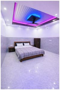 Postel nebo postele na pokoji v ubytování Hotel Raj Milan Premium Near Shree Ram Janam Bhoomi Temple # Free Wi-Fi & Parking# Restaurant - Facility - Fully Air conditioning Premium Room- Best Hotel In Ayodhya