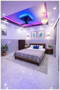 Postel nebo postele na pokoji v ubytování Hotel Raj Milan Premium Near Shree Ram Janam Bhoomi Temple # Free Wi-Fi & Parking# Restaurant - Facility - Fully Air conditioning Premium Room- Best Hotel In Ayodhya