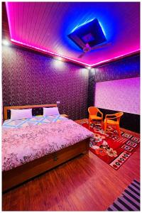 Postel nebo postele na pokoji v ubytování Hotel Raj Milan Premium Near Shree Ram Janam Bhoomi Temple # Free Wi-Fi & Parking# Restaurant - Facility - Fully Air conditioning Premium Room- Best Hotel In Ayodhya + 1 fotografie