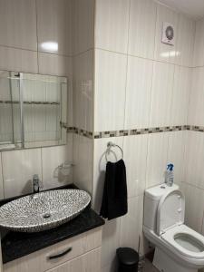 ein Badezimmer mit Waschbecken und Toilette in der Unterkunft 230 Laguna La Crete in Margate