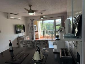 eine Küche mit Arbeitsplatte und ein Esszimmer in der Unterkunft 230 Laguna La Crete in Margate