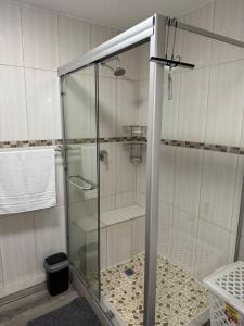 eine Dusche mit Glastür im Badezimmer in der Unterkunft 230 Laguna La Crete in Margate
