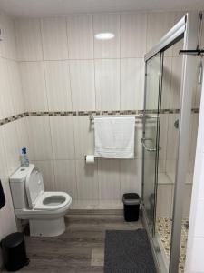 ein Badezimmer mit Toilette und Glasduschkabine in der Unterkunft 230 Laguna La Crete in Margate + 1 Foto