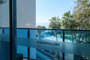 vue d'un hôtel depuis la fenêtre d'un bâtiment dans l'établissement Relax Beach Hotel, à Alanya