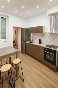 een keuken met een tafel en stoelen en een aanrecht bij Appart Hotel 23 - Le Cocon Creusois 2 in Guéret