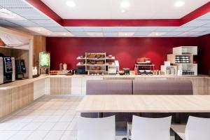 Η κουζίνα ή μικρή κουζίνα στο Ace Hotel Chateauroux Déols +6 φωτογραφίες