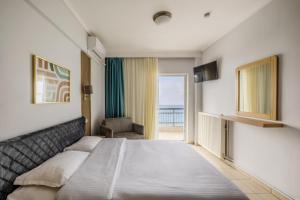 a bedroom with a bed and a view of the ocean at Vento di Mare in Perea
