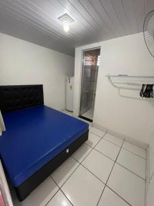 a bedroom with a blue bed in a room at Space Tour in Cabo Frio