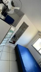 a room with a ceiling fan and a blue wall at Space Tour in Cabo Frio