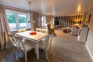 una sala da pranzo e un soggiorno con tavolo e sedie di Ferienwohnung Captains Lodge Steinbergkirche a Steinbergkirche