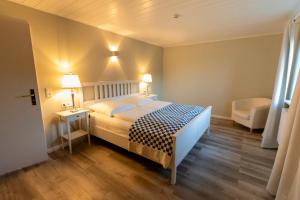 una camera da letto con un letto, un tavolo e una sedia di Ferienwohnung Captains Lodge Steinbergkirche a Steinbergkirche