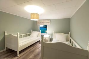 una stanza con due letti e una finestra di Ferienwohnung Captains Lodge Steinbergkirche a Steinbergkirche