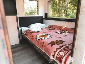 1 Schlafzimmer mit einem Bett mit einer nach Spinnenthemen gestalteten Tagesdecke in der Unterkunft Beverly Glamping - Vacation STAY 82332v in Kakegawa