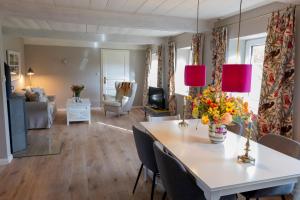 een woonkamer met een tafel met bloemen erop bij Ferienwohnung Backbord Steinbergkirche in Steinbergkirche