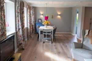een woonkamer met een tafel en stoelen en een kamer bij Ferienwohnung Backbord Steinbergkirche in Steinbergkirche