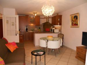 サン・ジョリオにあるLes Jardins De La Tournetteのリビングルーム、キッチン(テーブル、椅子付)