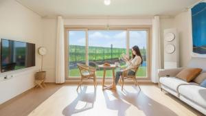 Et tv og/eller underholdning på Taean WithDog Aegyeonspa Poolvilla