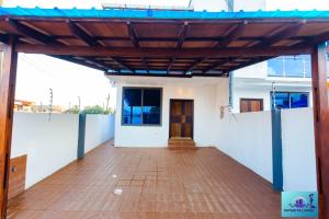 una vista dall'esterno di una casa con tetto in legno di Ernest homes a Kwabenyan