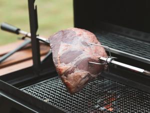 Ein für Gäste verfügbarer Grill in der Zelt-Lodge