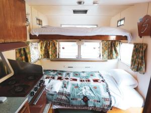 ein Schlafzimmer mit Etagenbett in einem Wohnwagen in der Unterkunft Beverly Glamping - Vacation STAY 82305v in Kakegawa