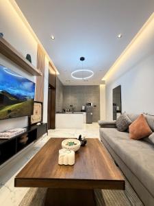 Et tv og/eller underholdning på Luxury 2BR Apartment -Prime Area