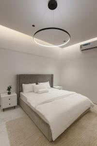 En eller flere senge i et værelse på Luxury 2BR Apartment -Prime Area