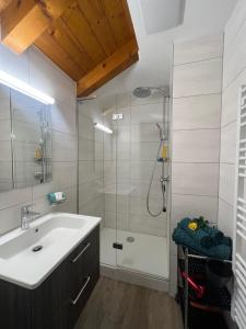 Koupelna v ubytování Apart Toscana + 44 fotografií