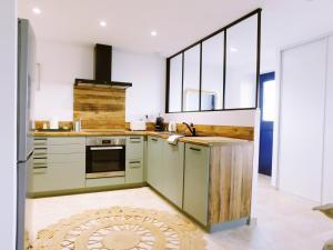 eine Küche mit Spüle und Herd in der Unterkunft L'échappée Bulles - T3 - Jacuzzi in Auch + 14 Fotos