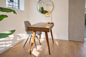 - un bureau avec une chaise et un miroir dans l'établissement Warm and Bright Home, Metro 1 Min Walk, à Capitol Heights 2 autres photos