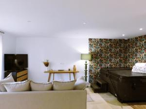 ein Wohnzimmer mit Sofa und Tisch in der Unterkunft L'échappée Bulles - T3 - Jacuzzi in Auch