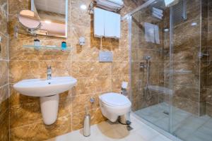 une salle de bains avec lavabo, toilettes et douche dans l'établissement Relax Beach Hotel, à Alanya 9 autres photos