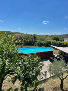 een uitzicht over het zwembad bij Occitemps in Saint Julien Les Rosiers