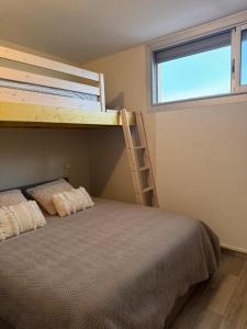 een slaapkamer met een stapelbed en een raam bij Exceptional sea view! Comfortable apartment in La Celle-sous-Gouzon