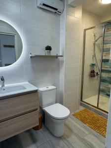 een badkamer met een toilet, een wastafel en een douche bij Exceptional sea view! Comfortable apartment in La Celle-sous-Gouzon