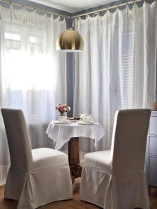 ein Esszimmer mit einem Tisch und zwei Stühlen in der Unterkunft al piccolo giardino in Vittorio Veneto