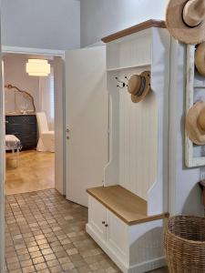 ein Zimmer mit einem weißen Schrank, in dem ein Hut steht in der Unterkunft al piccolo giardino in Vittorio Veneto + 9 Fotos