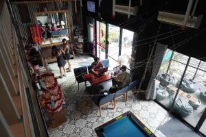 een bovenaanzicht van een woonkamer met mensen bij Here We Go Bangkok in Bangkok +33 foto's