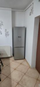 una cucina con frigorifero nell'angolo di una camera di E&A apartments a Târgu-Mureş