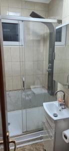 un bagno con doccia, lavandino e vasca di E&A apartments a Târgu-Mureş Altre 11 foto