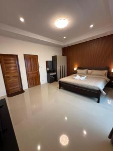 Giường trong phòng chung tại Chotam House