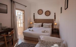 Un dormitorio con una gran cama blanca y un escritorio. en Riad Agathe & Spa, en Marrakech 74 fotos más