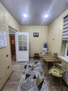 een kamer met een tafel en stoelen en een deur bij Sergeli apartment in Sergeli