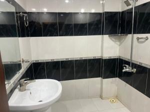 Koupelna v ubytování Royal Blue Hotel