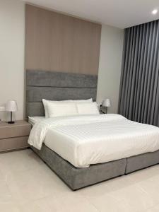 une chambre avec un grand lit et deux lampes dans l'établissement luxury royal apartments, à Quai