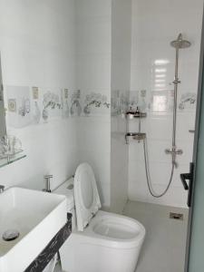 Et badeværelse på Khách sạn Đạt Tiến Quân