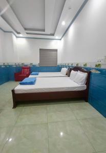 En eller flere senge i et værelse på Khách sạn Đạt Tiến Quân