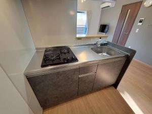 eine Küche mit Herd und Spüle in der Unterkunft In time tokyo in Ichikawa + 57 Fotos